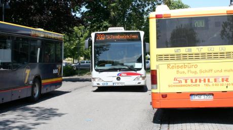 Am Busbahnhof in Bobingen geht es eng zu. Problem und Gefahren sind seit Jahren bekannt. Jetzt macht die CSU Hoffnung auf eine Lösung. 
