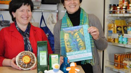 Irmi Stammel und Ivanna Heissler zeigen im Weltladen die angebotenen Produkte aus Ägypten und laden zum Weltgebetstag ein.  

