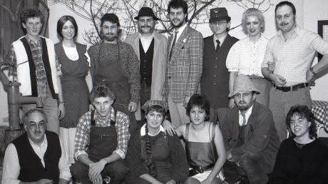 Insgesamt 15 Inszenierungen studierte Max Kleber (vorne links) seit 1979 mit den Mickhauser Theaterspielern ein. Das Foto stammt von 1987.