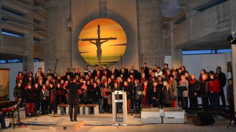 Auch in Bobingen-Siedlung schuf das Gospelprojekt eine lebhafte und emotional berührende Stimmung. 129 Sänger und Sängerinnen standen an diesem Abend im Altarraum unter dem Motto „Move, Spirit, Move“.  
