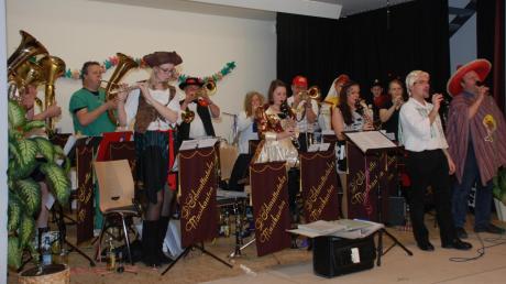 Die Schmuttertaler Musikanten setzten am Rosenmontag im Schlosshofsaal Mickhausen zum Faschingsendspurt an. 
