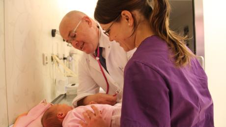 Dr. Ronald Goerner und Hebamme Miriam Wagner kümmern sich in der gynäkologischen Abteilung des Aichacher Krankenhauses um ein neugeborenes Mädchen. 