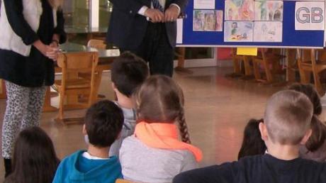 Bei einem Besuch in der Siedlungsschule sprach Bürgermeister Bernd Müller mit Kindern über die Gestaltung des Pausenhofs. 
