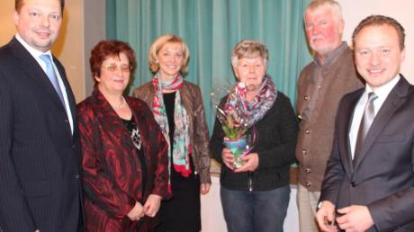 Der Nachbarschaftspreis der CSU wurde von der Landtagsabgeordneten Carolina Trautner sowie von Elisabeth Königs, Herwig Leiter und Klaus Förster an Traudl Lang und Udo Watermann (Zweiter von rechts) übergeben. 
