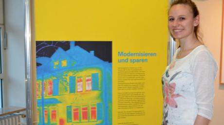 Für Einsparmöglichkeiten am Haus und in der Wohnung interessierte sich in der Ausstellung auch Nadine Neumayer. Bis 17. April gibt es diese Tipps im Rathaus von Bobingen.  
