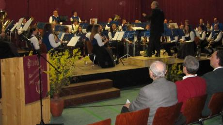 Der Musikverein Langenneufnach gab sein Frühjahrskonzert in der Turnhalle – das zehnte für den Dirigenten. 
