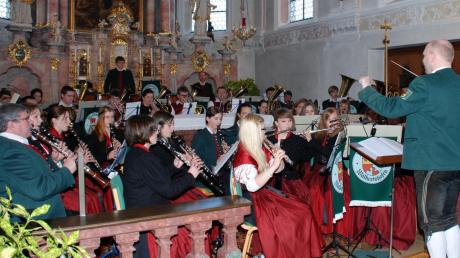Ein stimmungsvolles abendliches Konzert bot die große Walkertshofener Musikerfamilie in der örtlichen Pfarrkirche St. Alban (Bild links). Eva Haydn spielte auf ihrer Querflöte den „Csárdás“ von Vittorio Monti (Bild rechts). 
