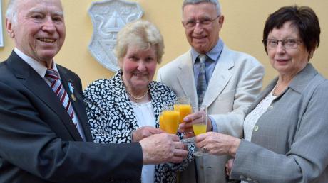 Auf den 80. Geburtstag von Hans Merk (links) stießen seine Frau Käthe sowie sein aus Schweden angereister Bruder Robert und dessen Frau Helena an. 
