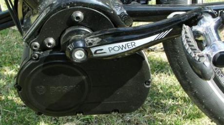 Das Tretlager ist mit einem Motor verbunden, der bei Bedarf die Kraft verstärkt.