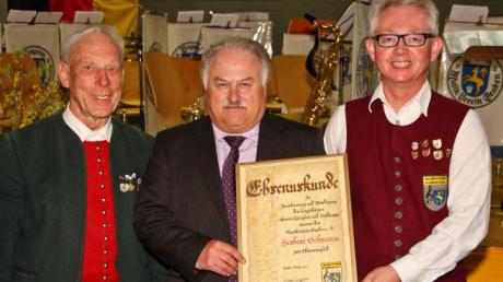 Michael Weber (links) und Meinrad Brugmoser (rechts) gratulierten Herbert Schramm zur Ehrenmitgliedschaft. 
