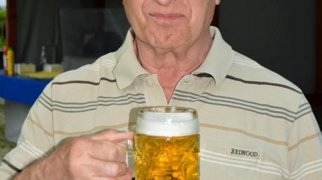 Beim Maibaumfest in Wehringen ließ sich der Auswanderer das Bier schmecken. 