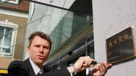 Vor zwei Jahren durfte Geschäftsführer Holger Lutzenberger das Vier-Sterne-Schild montieren. Das FCA-Bundesligateam setzt nun weiter auf die Dienste des Bobinger Hotels.  
