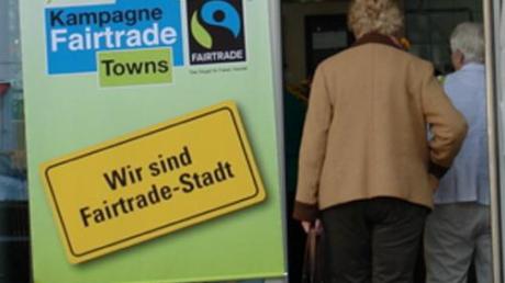 Ein großes Plakat am Eingang des Cafés zeigt: Bobingen stärkt den fairen Handel.