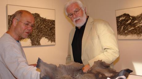 Jochen Rüth (links) und Klaus Konze, die beim Kunstverein Bobingen erstmals zusammen ausstellen, fanden Gemeinsamkeiten in ihren Arbeiten. 
