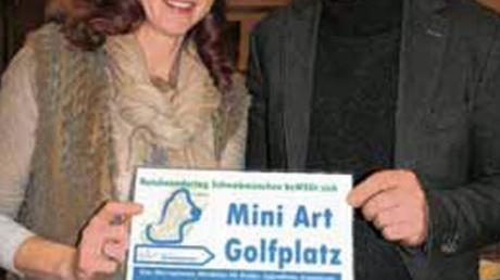Andrea Schöffel und Bürgermeister Lorenz Müller stellen das Projekt „Schwabmünchen beWEGt sich“ vor. Gedacht ist unter anderem an eine Minigolf-Art-Anlage für den geplanten Rundwanderweg. 
