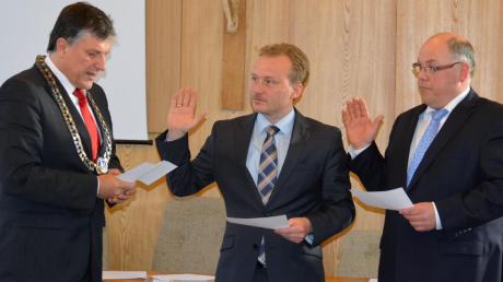  Bürgermeister Bernd Müller vereidigte seine Stellvertreter Klaus Förster und Rainer Naumann  (von links). Foto: Stöbich