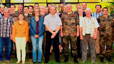 Oberstleutnant Zagelt (3. von links) flankiert von Vertretern der Gemeinde Kleinaitingen, denen er die IT-Fachschule in der Ulrichskaserne erläuterte. 
