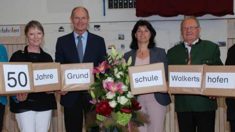 Gratulierten der Grundschule Walkertshofen zum 50. Geburtstag: (von links) Bürgermeisterin Margit Jungwirth-Karl, Konrektorin Ulrike Weiß, Rektor Gerhard Gerum, Schulamtsdirektorin Monika Zintel, Altlandrat Karl Vogele und Pater Joji John.