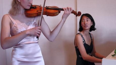 Mit ihrem Instrument sucht Nathalie Schmalhofer nach dem besonderen Klang und begeisterte die Zuhörer ihres Abschlusskonzertes. Sooyoung Lee begleitete sie wieder. 
