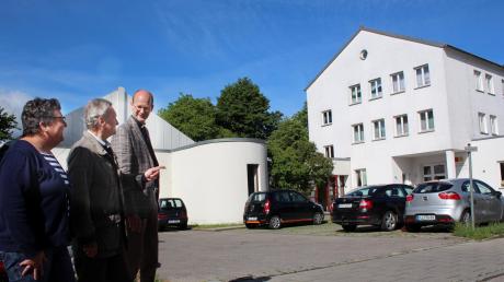Sie wollen das Laurentiushaus sanieren: Architektin Beate Spindler, Bauexperte Lothar Drössler und Stadtpfarrer Thomas Rauch (von links). 
