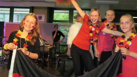 WM-Stimmung gab es schon beim gemeinsamen Singen an der Realschule in Bobingen. Ein Fußballlied durfte dort nicht fehlen. 
