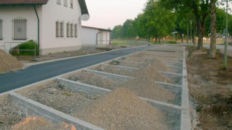 Hinter dem Sportheim Kleinaitingen legt die Gemeinde derzeit begrünte Parkplätze an.  
