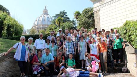 Die Bobinger Reisegruppe mit Dekan Thomas Rauch (stehend 3. von links) in den Gärten des Vatikan. 
