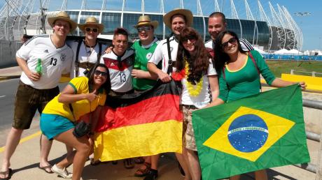 Alles fesch: Jürgen Röderer (Vierter von links) feiert mit seinen Hurlacher Begleitern und hübschen Fans vor dem Stadion in Fortaleza bei der Partie Deutschland gegen Ghana. 