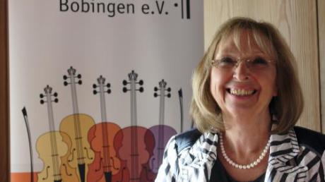 Mathilde Wehrle, Vorsitzende des Kammerorchesters Bobingen, freut sich über das neue Logo des Vereins. 
