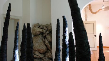 Eine Landschaft aus Textilien und Papier zeigt diese Impression von Elisabeth Baders Rauminstallation aus den Objekten „Schwarzer Wald“ und „Brocken“. 
