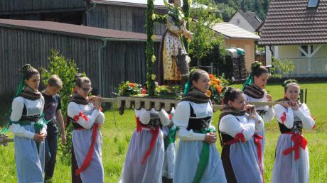 Höhepunkt des Radegundisfestes ist die Prozession mit einer Figur der Bistumsheiligen. 
