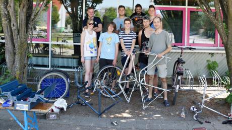Besucher des Jugendzentrums haben fünf gebrauchte Fahrräder erneuert und bauen einen Fahrradverleih für Jugendliche auf. Er soll demnächst starten. 