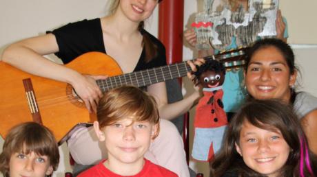 Akteure von Live Musik Now mit Kindern der Christophorus-Schule. Die konnten sich über ein ganz besonderes musikalisches Ereignis freuen.  
