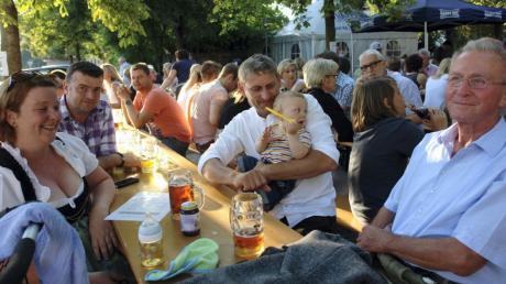 Familiäre Stimmung unter dem Dach der Kastanien herrschte an den voll besetzten Tischen des Festplatzes hinter dem Wehringer Rathaus.