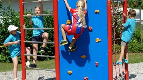 Das neue Klettergerüst im Wehringer Pausenhof ist bei den Schülern sehr beliebt. 
