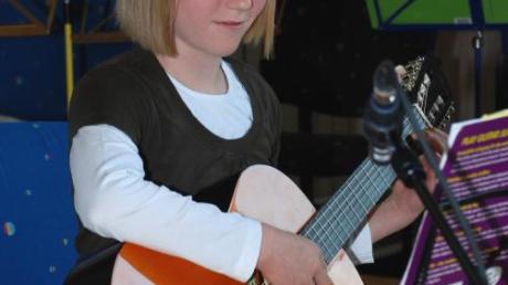 Anita Greif erlernt mit viel Begeisterung das Spiel auf der Gitarre.