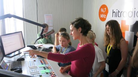 Beim Augsburger Radiosender hitradio.rt1 schauten die Kinder den Redakteuren und der Moderatorin Alexandra Berger über die Schulter. 
