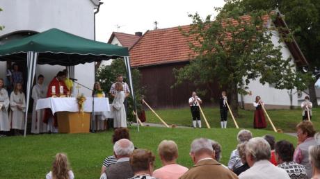 Die Alphornbläser umrahmten den Festgottesdienst beim Kapellenfest im Walkertshofer Ortsteil Oberrothan. 
