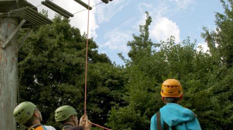 Im Hochseilgarten in Bliensbach lernten die Teilnehmer das Sichern am Seil. 

