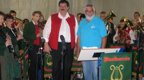Die Blaskapelle Kleinaitingen unter ihrem Dirigenten A. Müller umrahmte das Weinfest musikalisch. Vorsitzender Franz Turner (rechts) freute sich über die Resonanz.