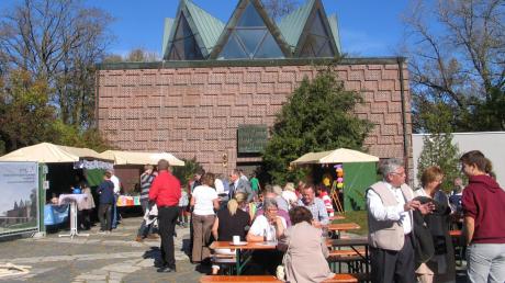 Das Fest der evangelischen Kirchengemeinde der Versöhnungskirche in Lagerlechfeld zur Einweihung des neuen Gemeindezentrums war den Tag über rege besucht.  
