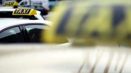 Ein Taxifahrer wurde auf der Fahrt von Augsburg nach Königsbrunn von einem Fahrgast zusammengeschlagen. 