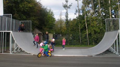 Auf dem Multifunktionsplatz des neuen Kleinaitinger Aktivparks gibt es auch eine Halfpipe für Skater. 