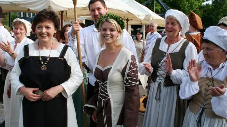 Prächtige Laune hatten im Jahr 2010 die Besucher des historischen Dorffestes in Wehringen. Viele kamen in Tracht oder historischen Gewändern. 
