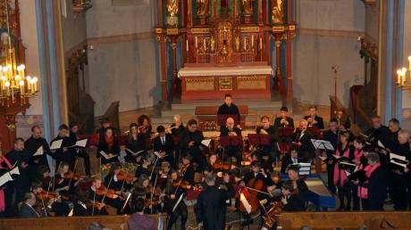 Das Königsbrunner Kammerorchester und das Vokalensemble Cantabile füllten den ganzen Altarraum der Ulrichskirche aus.   

