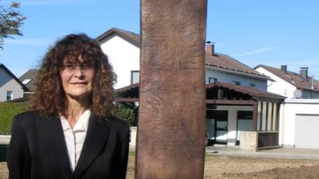 Künstlerin Gabriele Schnitzenbaumer neben der von ihr geschaffenen Skulptur „Friedensengel“.