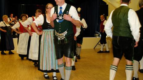 Den Tanz eröffneten Vorsitzende Elfriede Graalheer und Bezirksleiter Bernhard Schneider. 