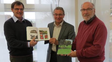 Der Langerriger Bürgermeister Konrad Dobler präsentierte das erste Buchexemplar mit den Autoren Wendelin Hämmerle und Peter Zacher.  