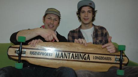 Florain Aumiller (links) und Patrick Jung (rechts) aus Schwabmünchen präsentieren ein Longboard. 
