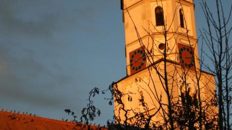 St. Silvester in Hiltenfingen im Abendlicht. Die Kirchenglocken werden auch weiterhin nachts läuten. 
